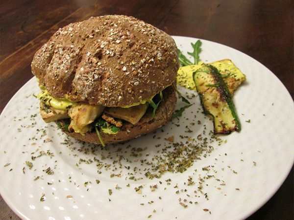 Pagnottella integrale con maionese senapata, tofu, zucchine e rucola