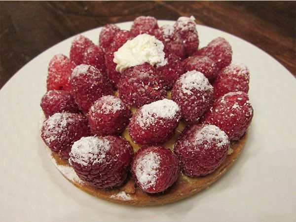 Disco di lamponi su letto di crema pasticcera aromatica