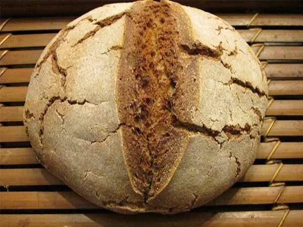 Pane di farro al vapore con pasta madre